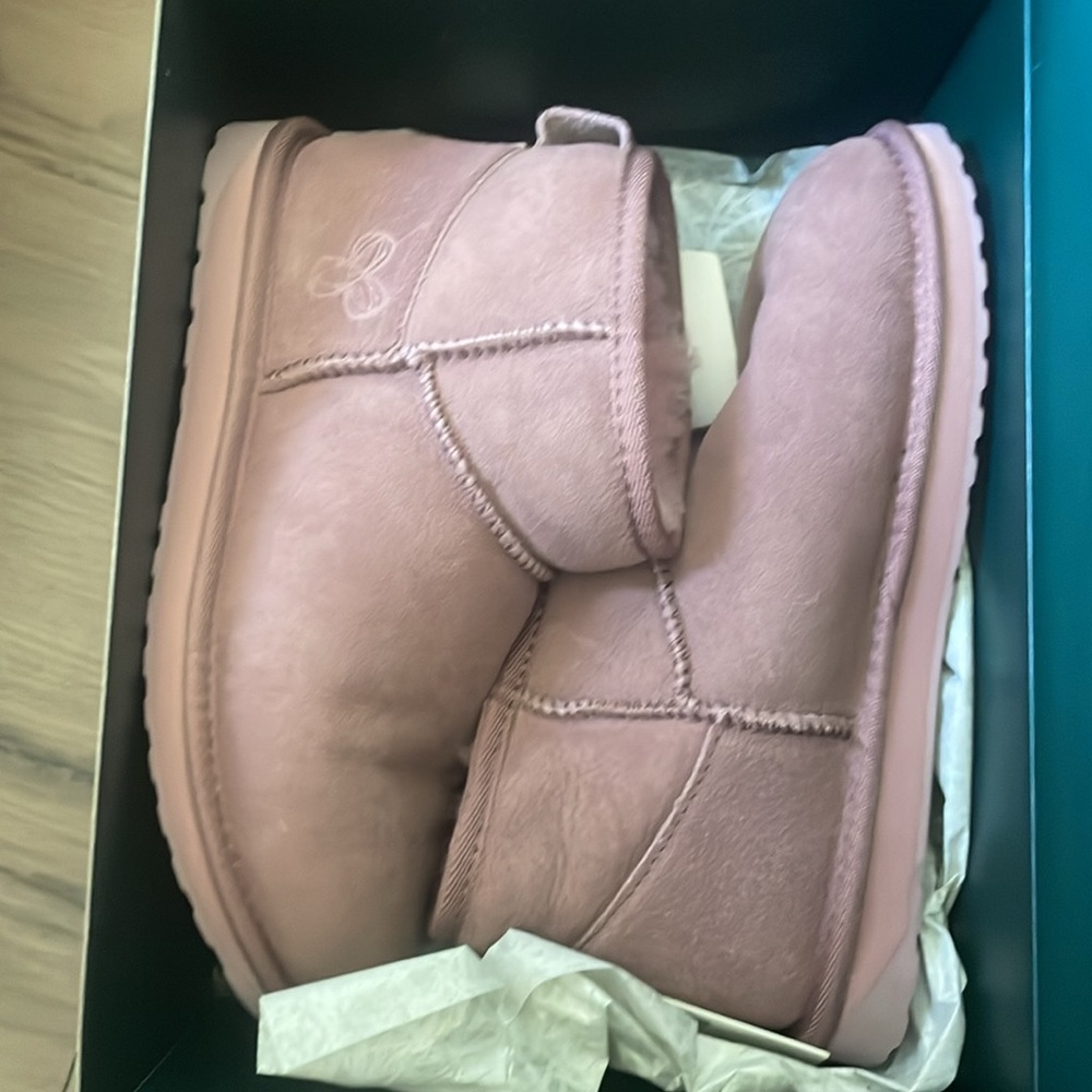 Light pink EmuxTna collab.